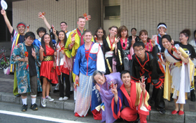 福井フェニックス祭りのヨサコイに飛び入り参加した フラトンからの夏季交換留学生の面々